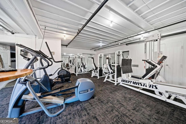 exercise room with carpet flooring