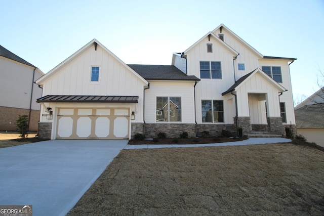 modern inspired farmhouse featuring a front yard