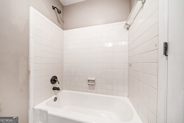 bathroom featuring tiled shower / bath