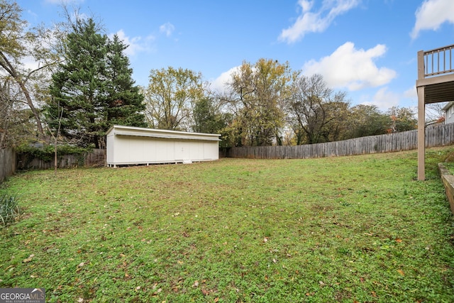 view of yard with a shed