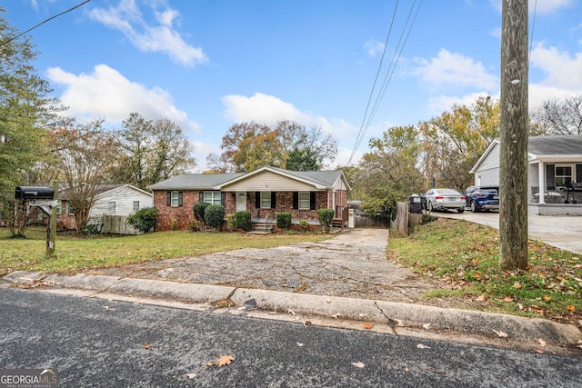 view of front of property featuring covered porch and a front lawn