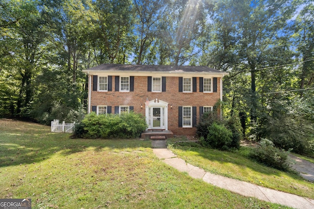 colonial home featuring a front lawn