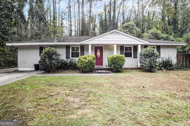 ranch-style house featuring a front lawn