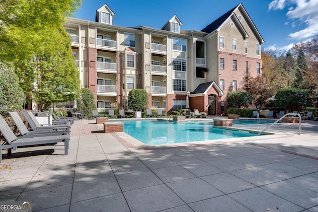 view of swimming pool