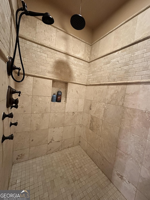 bathroom featuring a tile shower