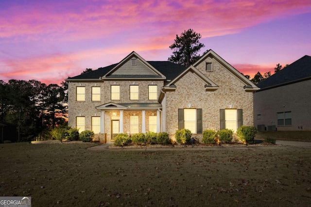 view of front facade featuring a yard