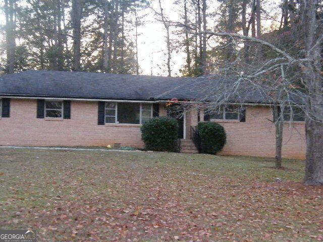 ranch-style house featuring a front lawn