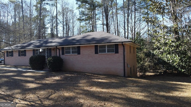 view of front of home featuring a front yard