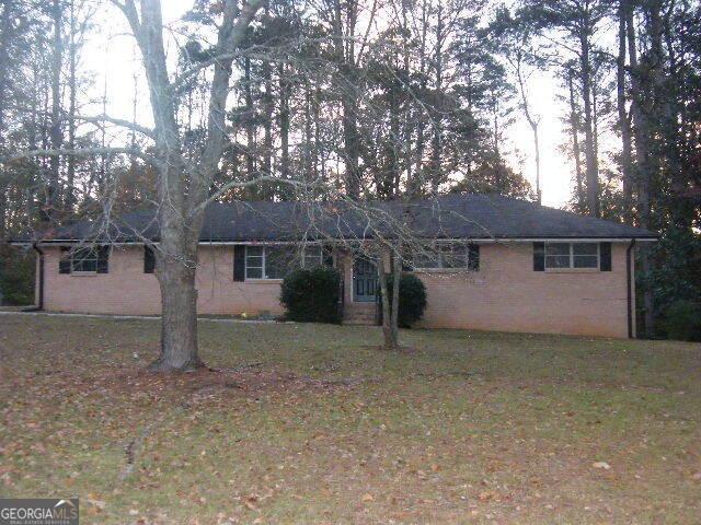 single story home with a front lawn