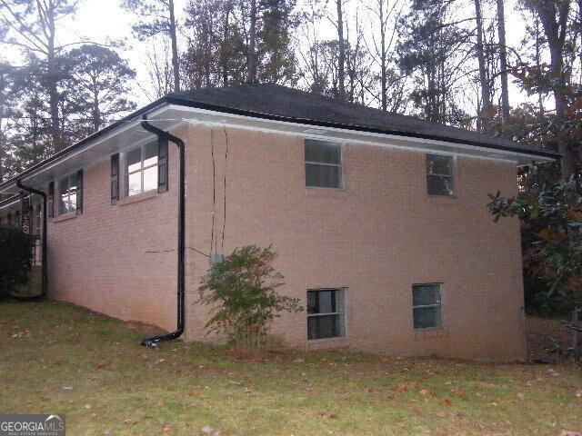 view of side of property featuring a lawn