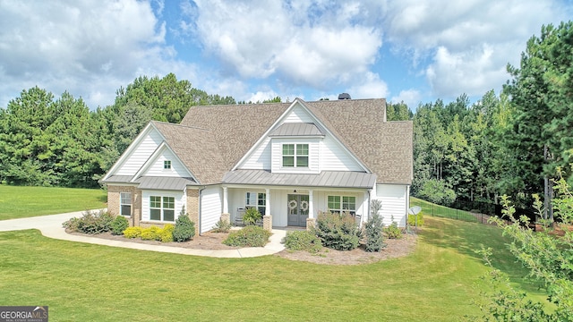 view of front facade featuring a porch and a front yard