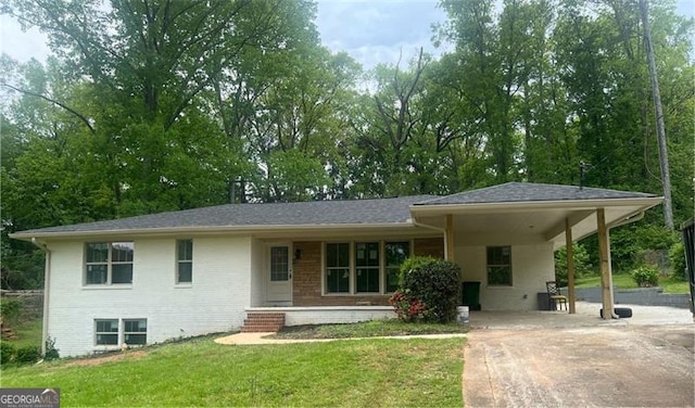 view of front of home with a front yard and a carport