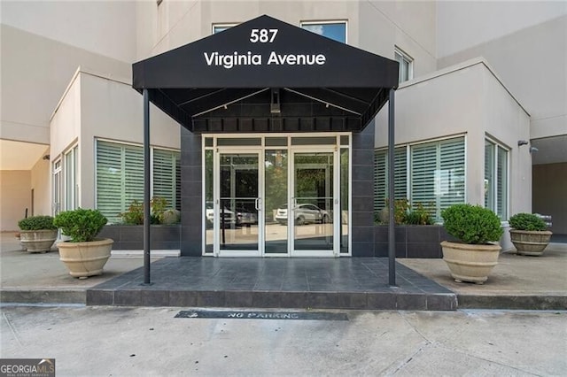 property entrance featuring stucco siding