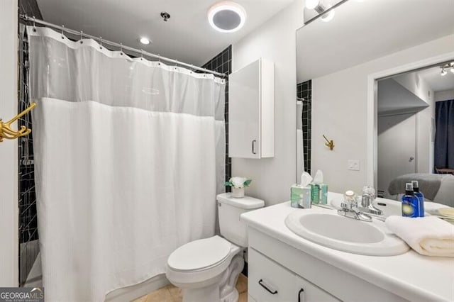 full bath featuring toilet, vanity, and a shower with curtain