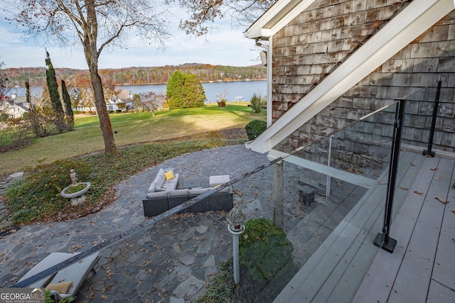 view of yard featuring a water view