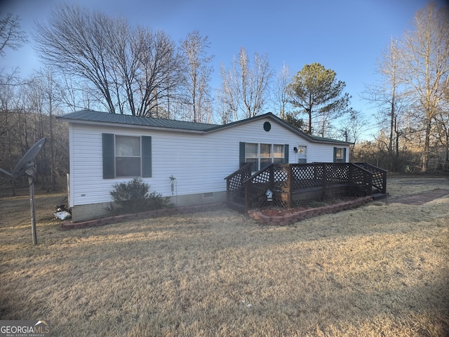 view of front of home featuring a wooden deck and a front lawn