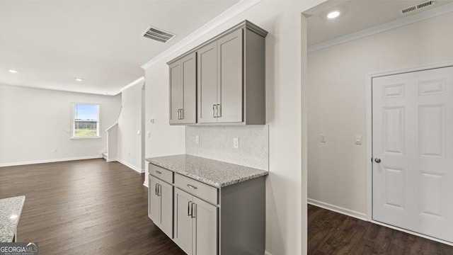 kitchen featuring dark wood finished floors, visible vents, and gray cabinets
