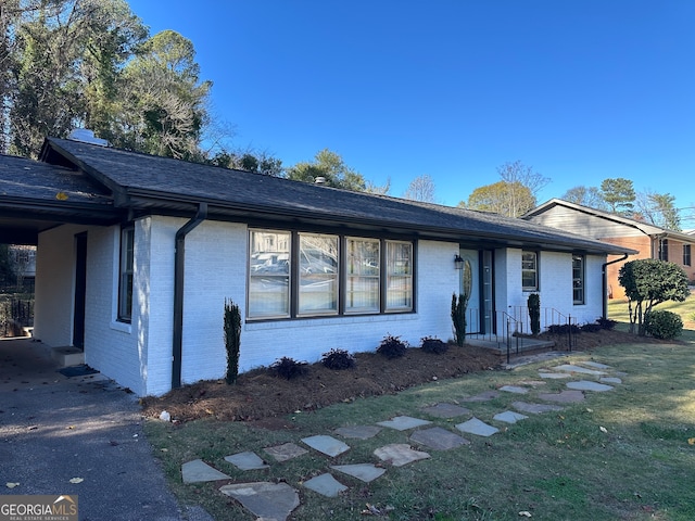 single story home with a front lawn