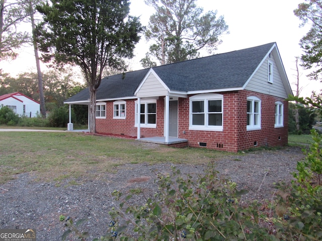 view of front facade featuring a front lawn