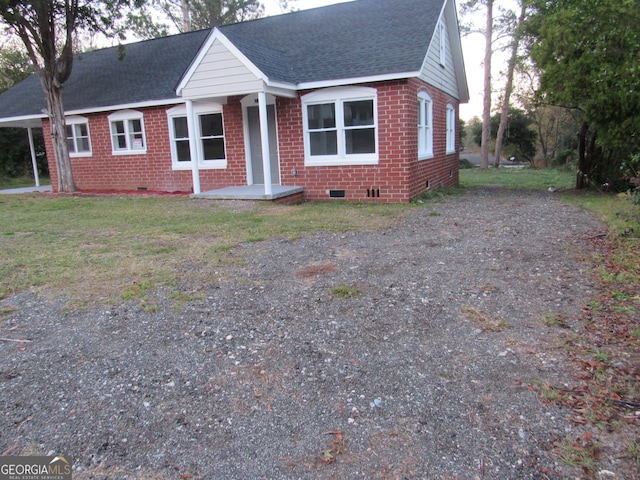 view of front facade featuring a front yard