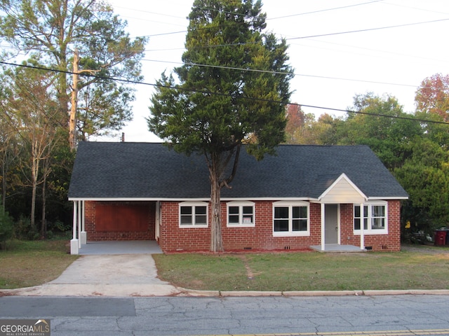 view of front of home with a front lawn and a carport