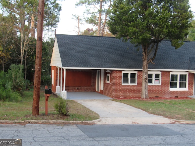 view of front of home featuring a front yard and a carport