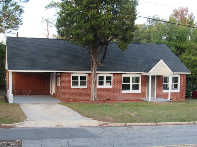 view of front facade featuring a carport and a front lawn