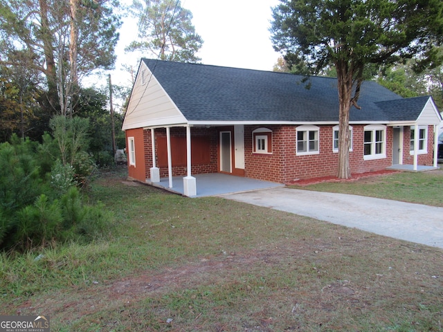 view of front of house featuring a carport and a front yard