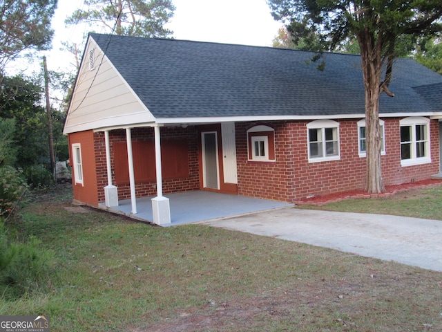 view of front facade featuring a front lawn