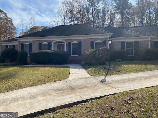 single story home featuring a front yard