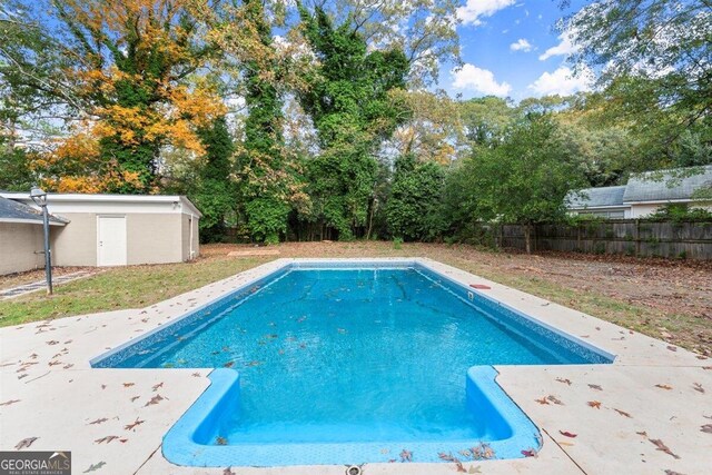 view of swimming pool