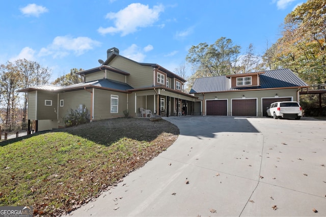 front of property with a front lawn