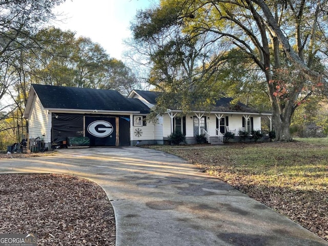 single story home with a porch