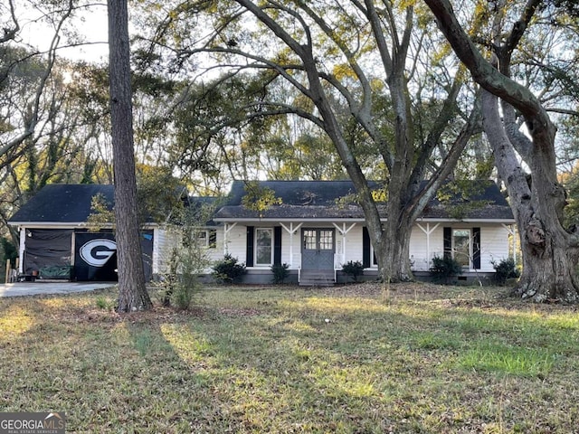 single story home with a front lawn