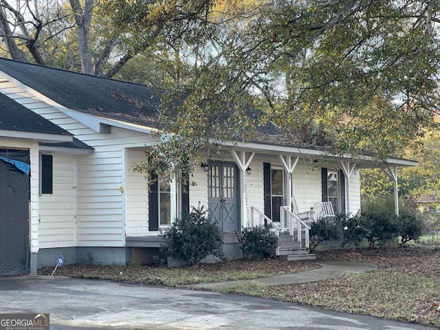 ranch-style house with a porch