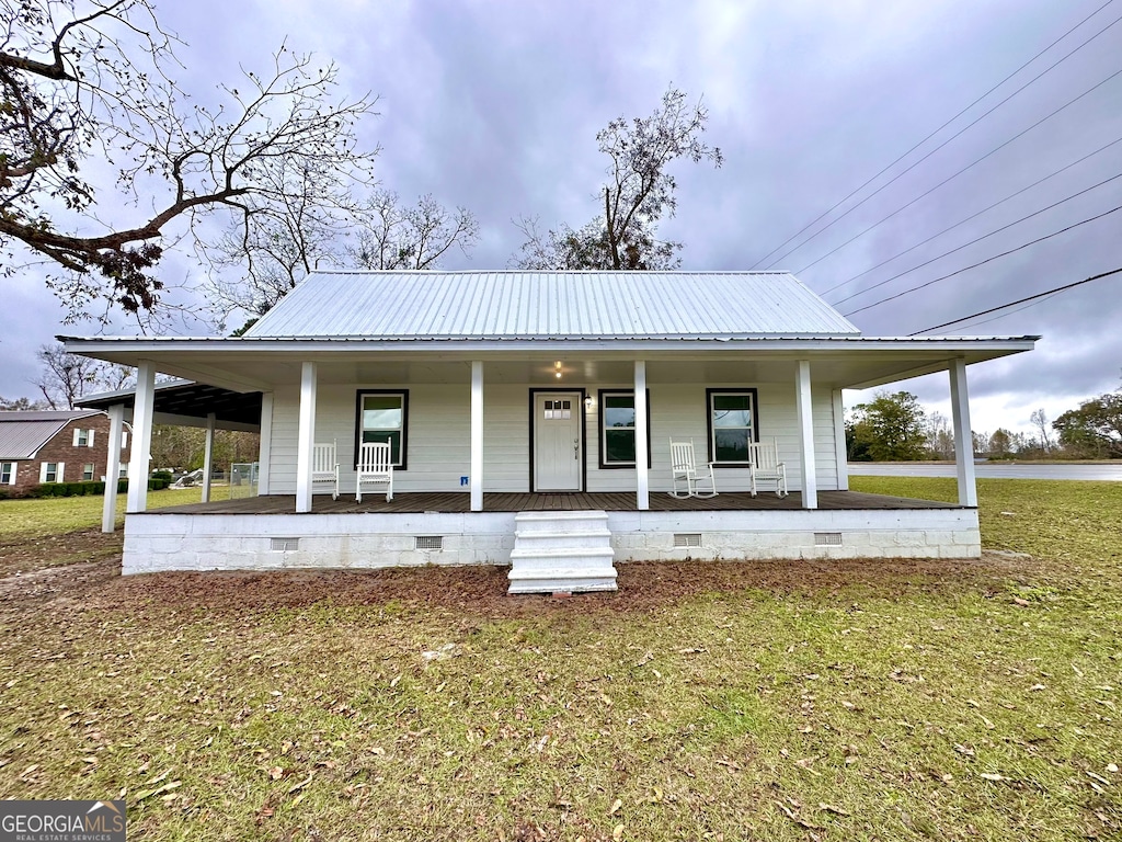 farmhouse-style home with a front lawn