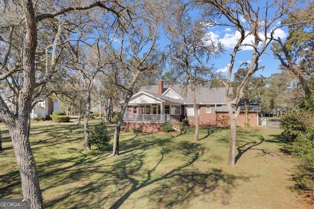 view of front of house featuring a front lawn