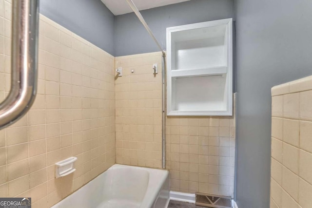 bathroom with tiled shower / bath combo