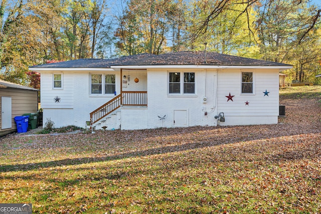 view of front of property featuring a front lawn