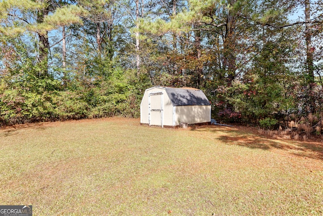 view of yard featuring a storage unit