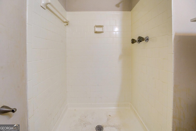 5267 Tasman Trl, Lithonia, GA 30038 - full bathroom featuring tiled shower