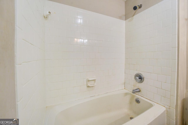 bathroom featuring tiled shower / bath combo