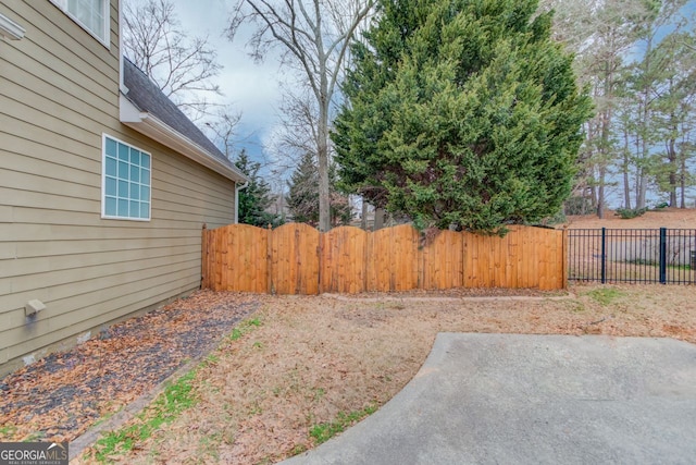 view of yard with a patio area