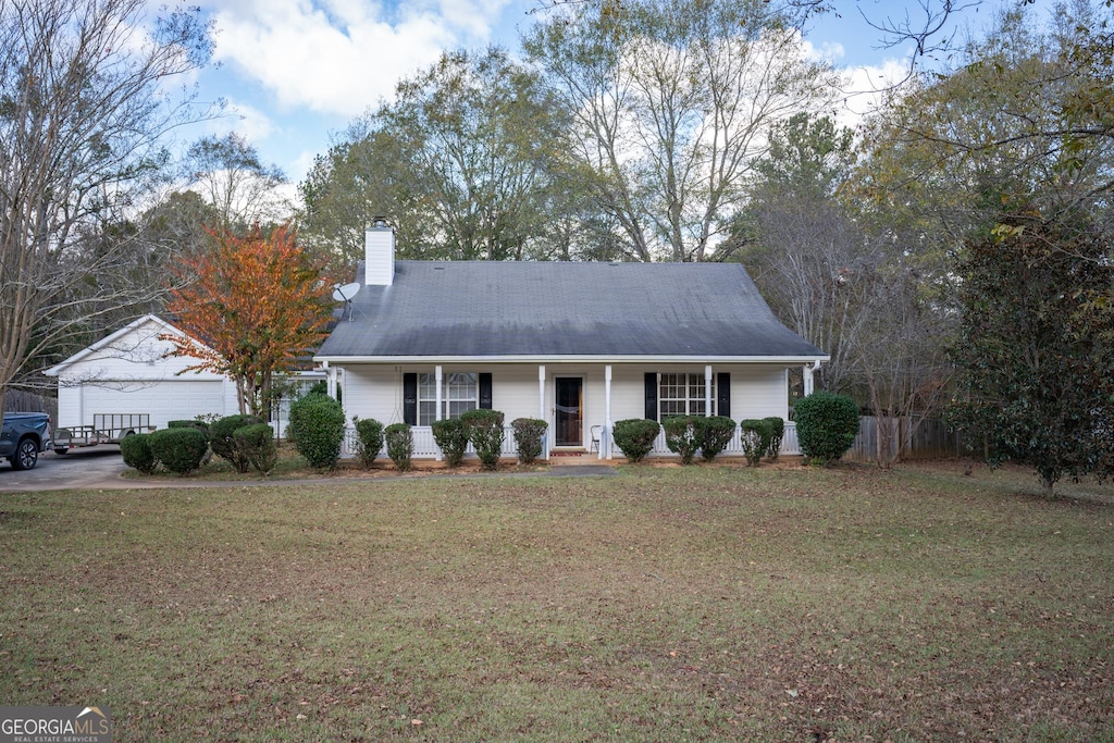 view of front of property featuring a front yard and a garage