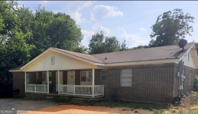 ranch-style home featuring a porch