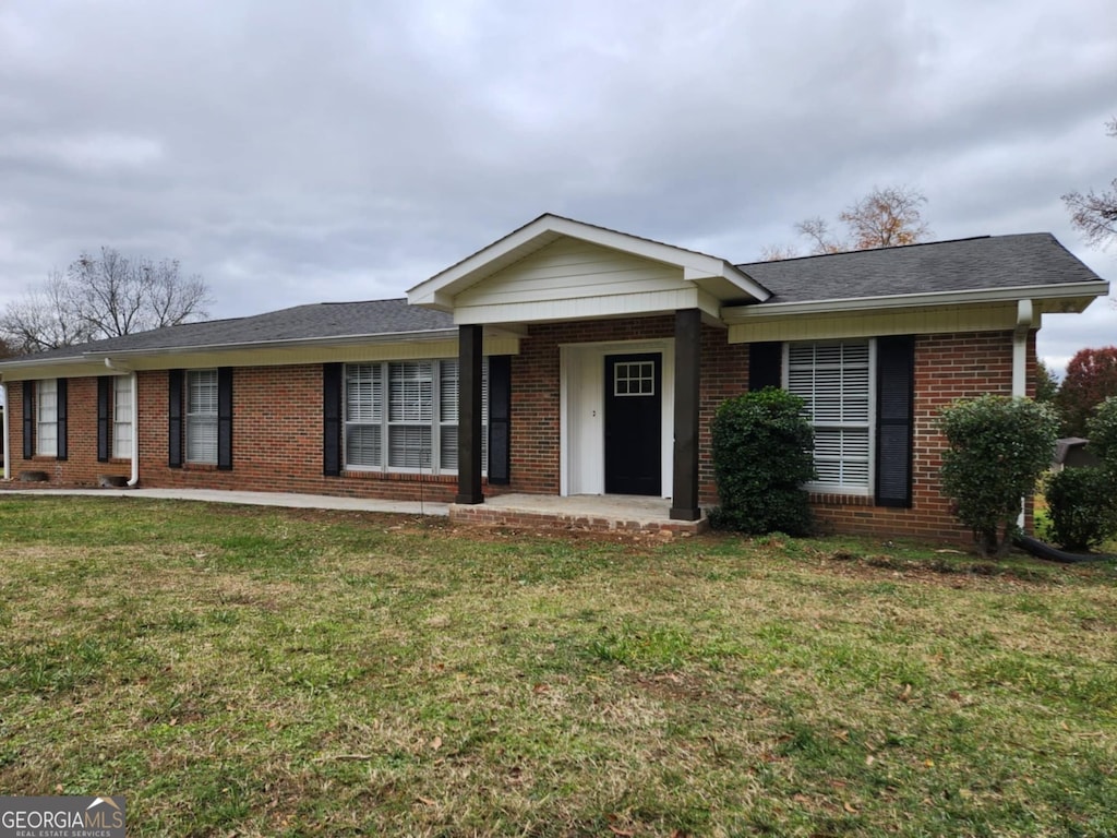 single story home with a front lawn