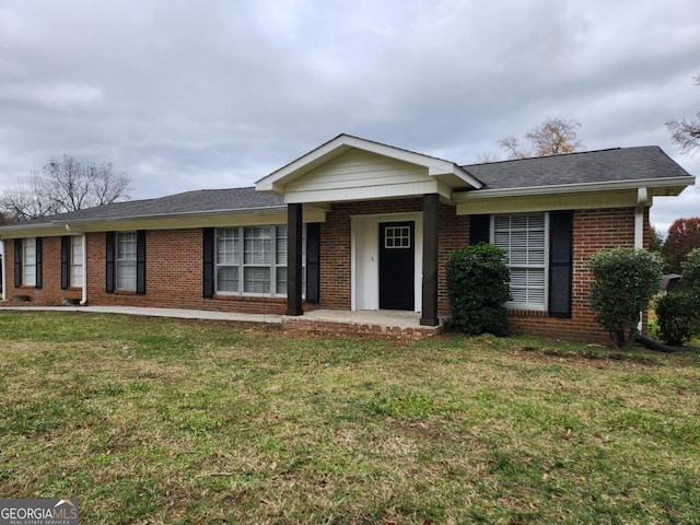 single story home with a front lawn