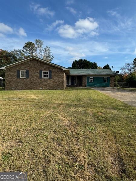 single story home with a front yard