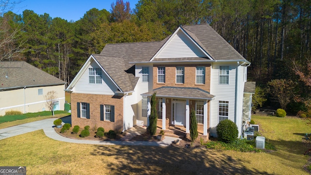 view of front of house featuring a front lawn