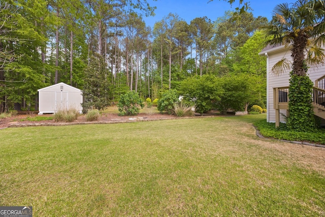 view of yard with an outbuilding